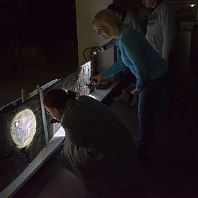 Mit der Taschenlampe durchs Museum