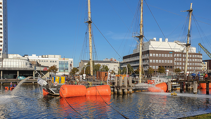 Pumpem befördern Wasser von der SEUTE DEERN